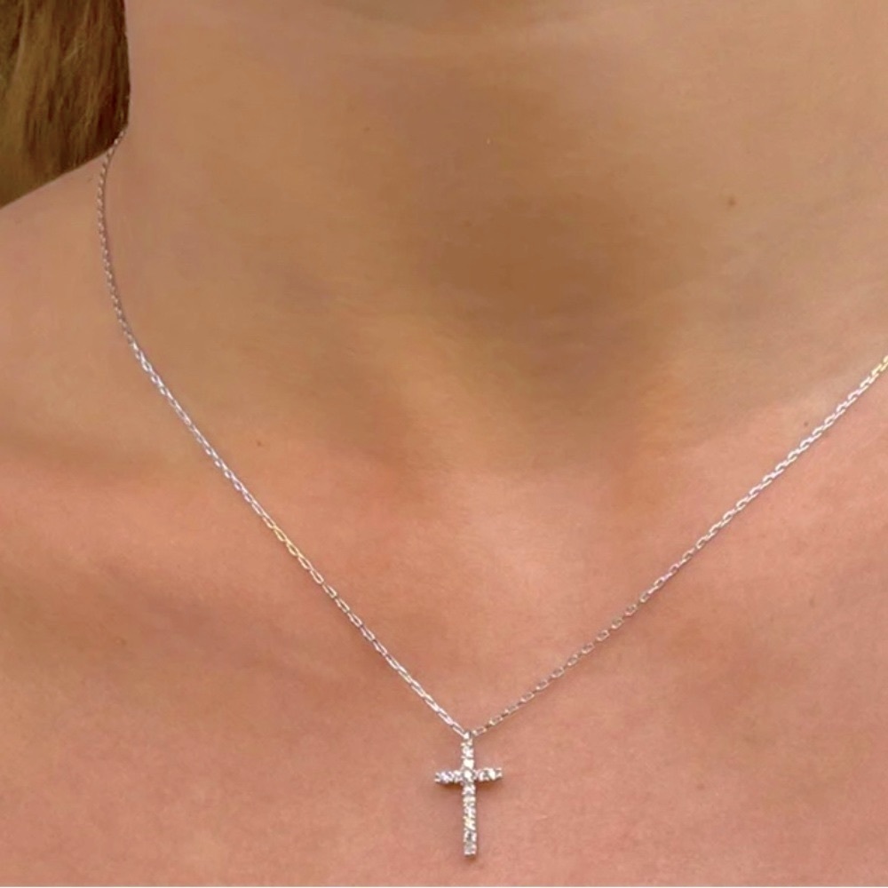 NWT Brandy💖Melville RHINESTONE CROSS NECKLACE